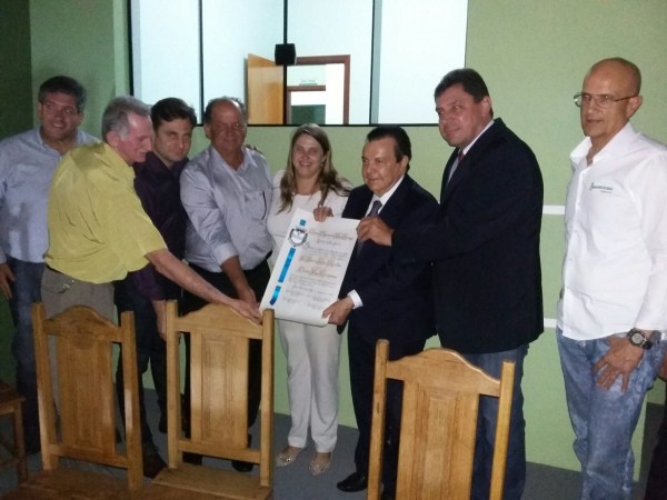 Dr. Fábio de Salles Meirelles recebendo a honraria.